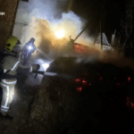 Рятувальники гасять споруду яка горить.