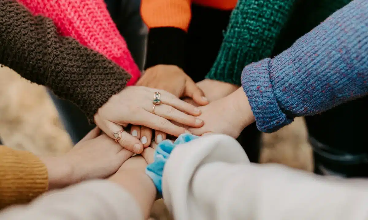 Група підтримки для дружин і партнерок військових стартує в Острозі Руки у жесті підтримки.