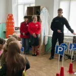 Діти слухають першу лекцію в класі безпеки у Здовбицькому ліцеї.