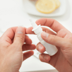 Краплі від нежитю у руках.