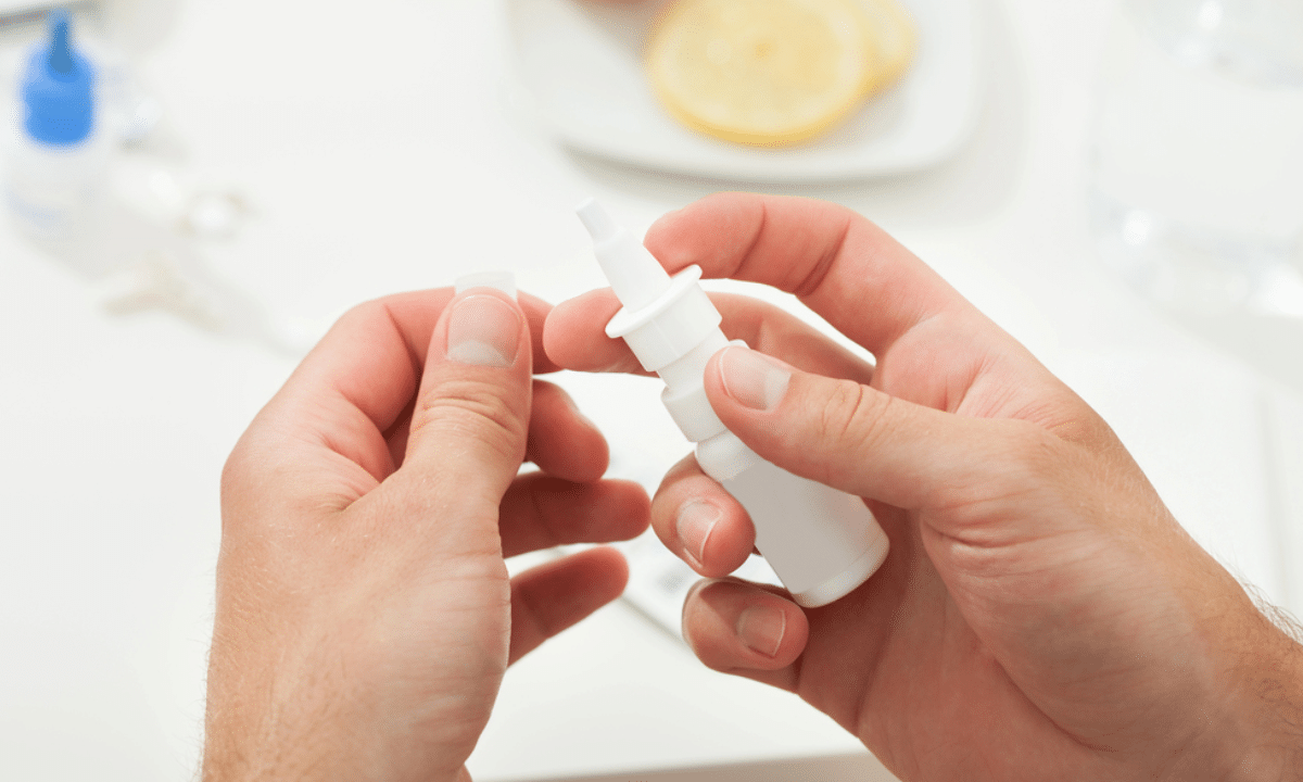 Краплі від нежитю у руках.