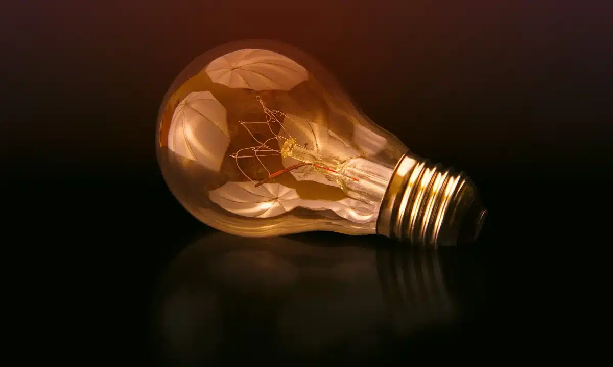 Графіки відключень електроенергії на Рівненщині у четвер, 19 березня Лампочка.