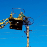 Працівник Рівненобленерго облаштовує лелече гніздо.