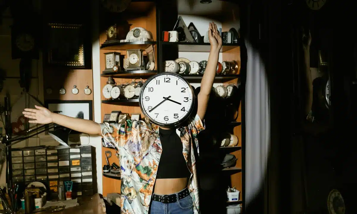 Україна переходить на літній час – коли переводити годинники Дівчина з годинником замість обличчя, руки, як стрілки, показують час.