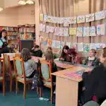 Діти виготовляють свічки під час майстерки.