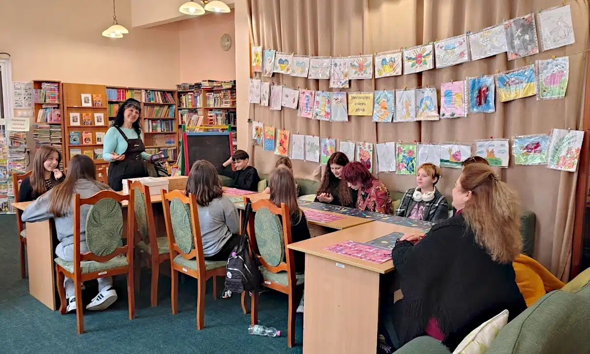 Діти виготовляють свічки під час майстерки.