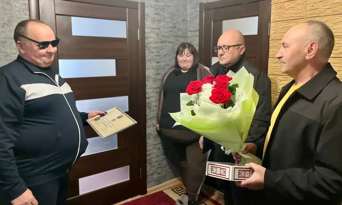 Передача Сергію Бізюку нагороди.