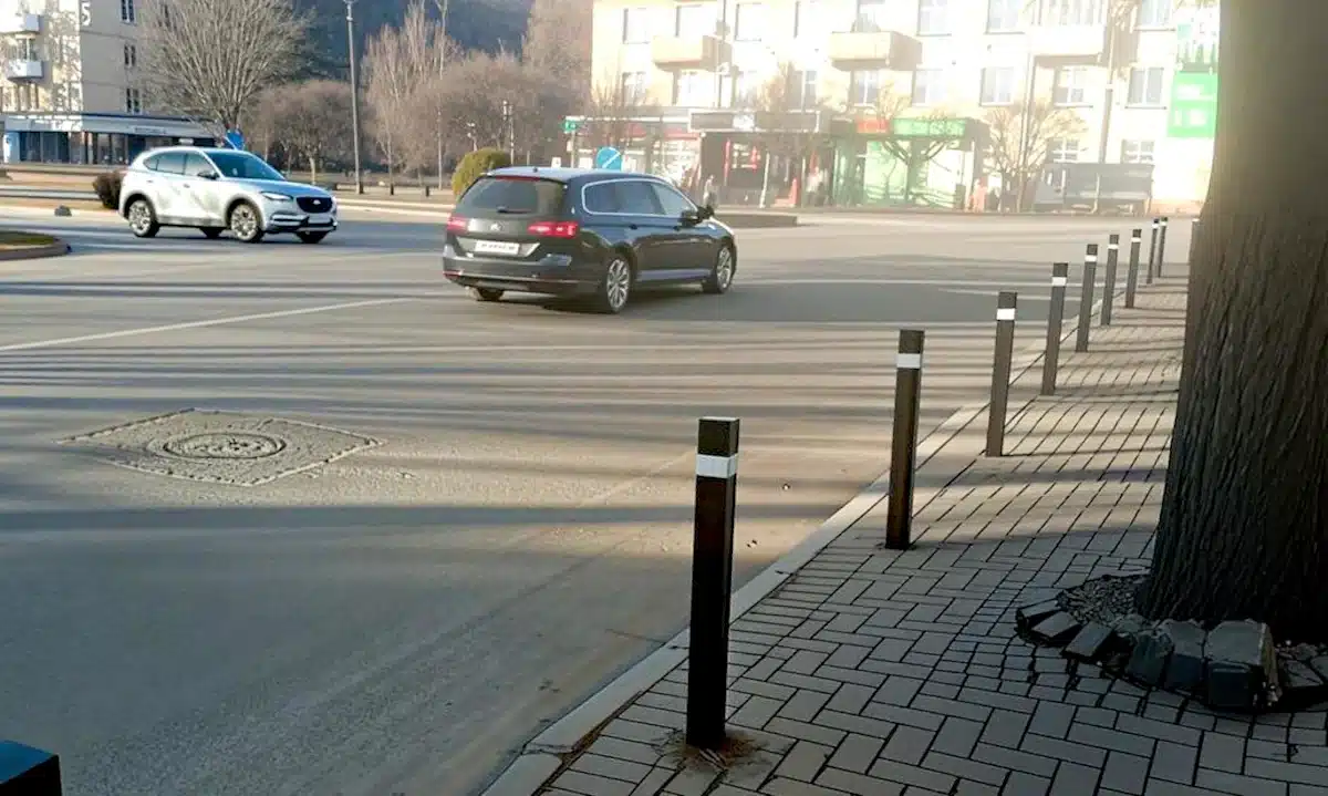 У Рівному тротуари поступово звільняють від автомобілів Обмежувальні стовпчики у Рівному.