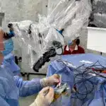 Хірург РОКЛ оперує пацієнта.