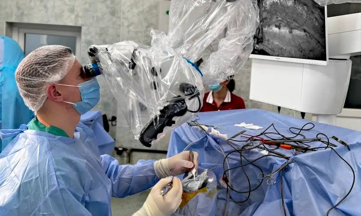 Хірург РОКЛ оперує пацієнта.