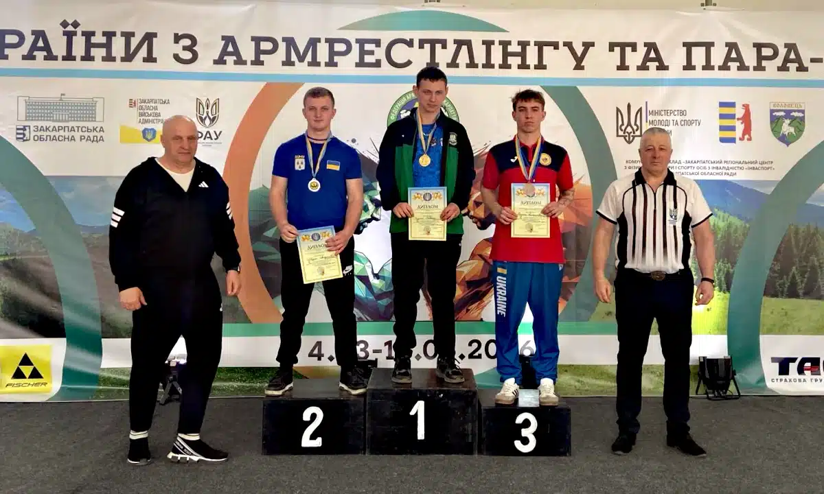 Пара-армрестлери на чемпіонаті.