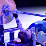 Спортсменка піднімає штангу.