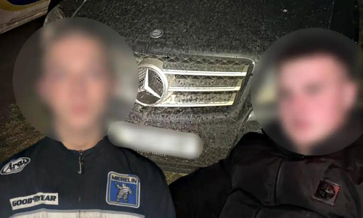 У Здолбунові під час комендантської години підлітки поїхали на чужому Mercedes Підлітки, що викрали авто у Здолбунові.