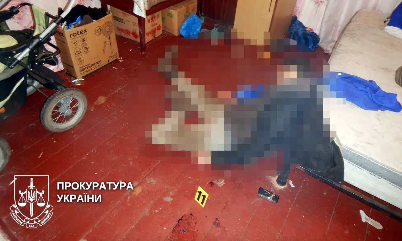 Один з убитих на підлозі в помешканні.