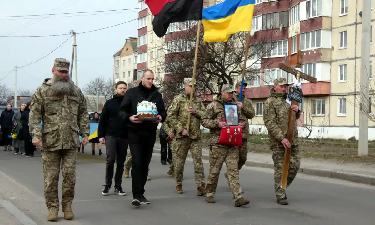 Здолбунів попрощався із 32-річним морпіхом, який повернувся з-за кордону, щоб воювати Похорон Вадима Шевчука.