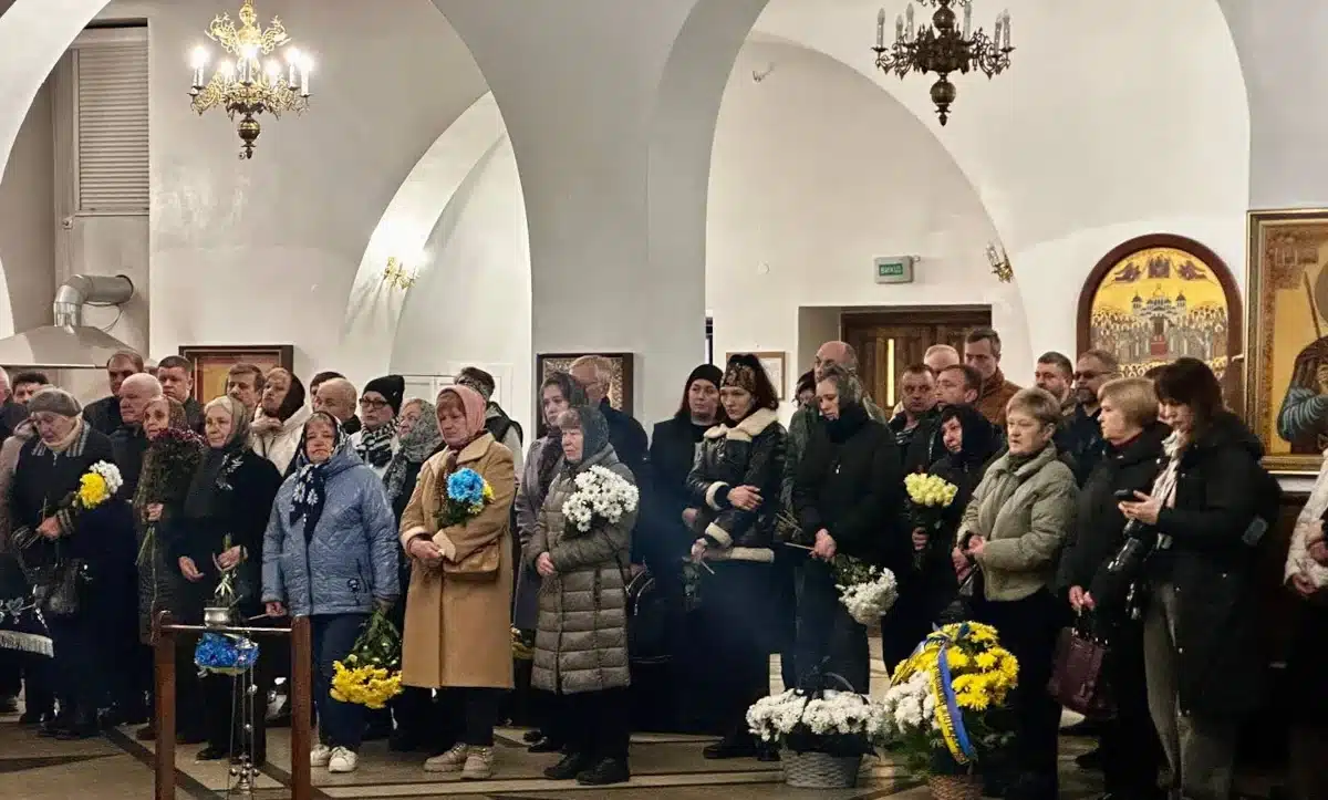Люди в церкві на похороні Євгенія Костренка.