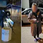 Патрульні оглядають загублені речі, і жінка з повернутими речами.