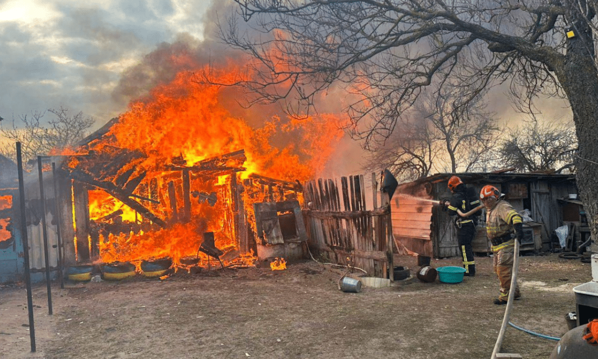 Рятувальники гасять пожежу.