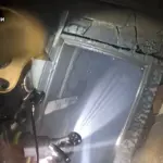 Рятувальник гасить пожежу.