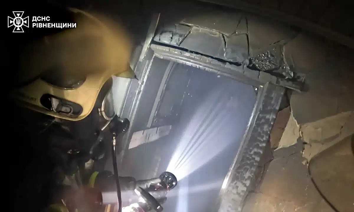 Рятувальник гасить пожежу.