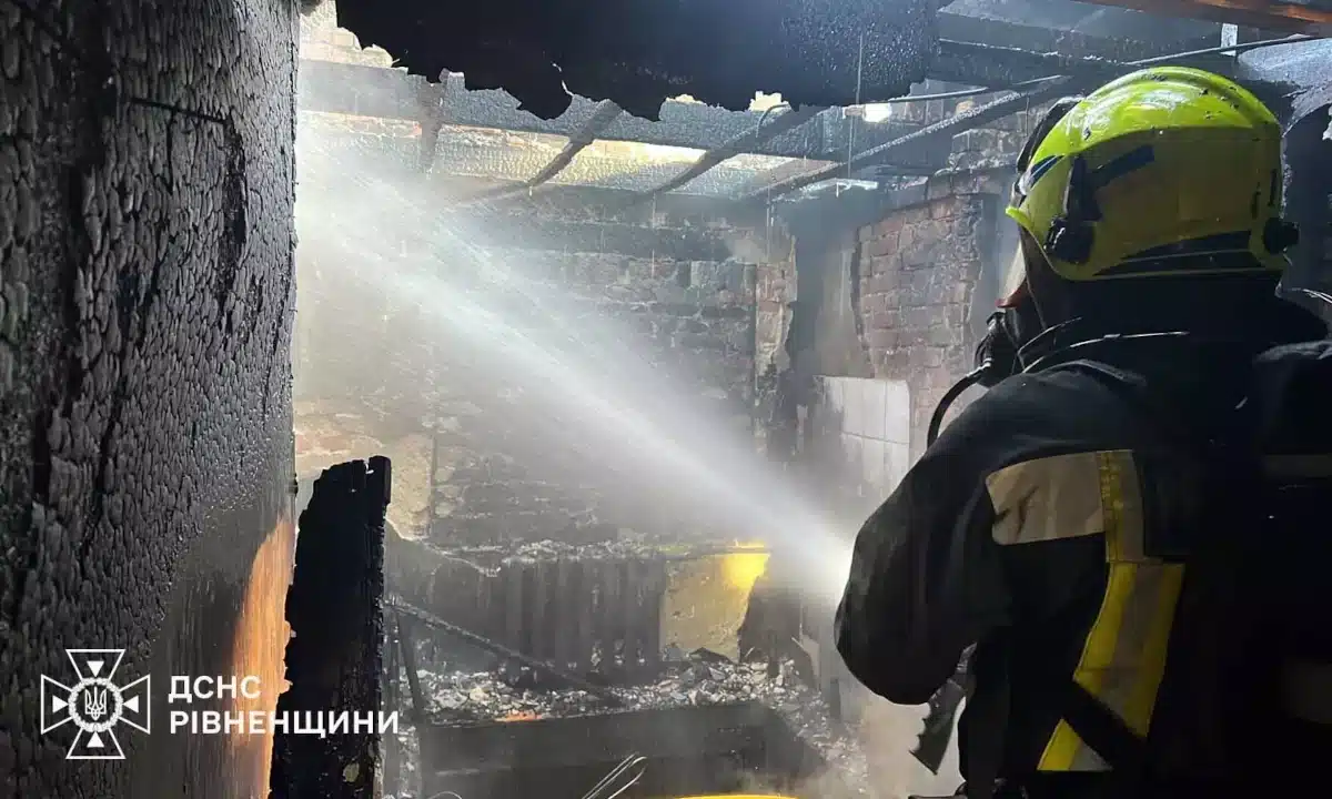 У Рівному загорівся житловий будинок Рятувальник гасить пожежу у Рівному на вулиці Зарічній.