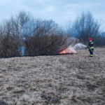 Рятувальник ліквіжовує пожежу.