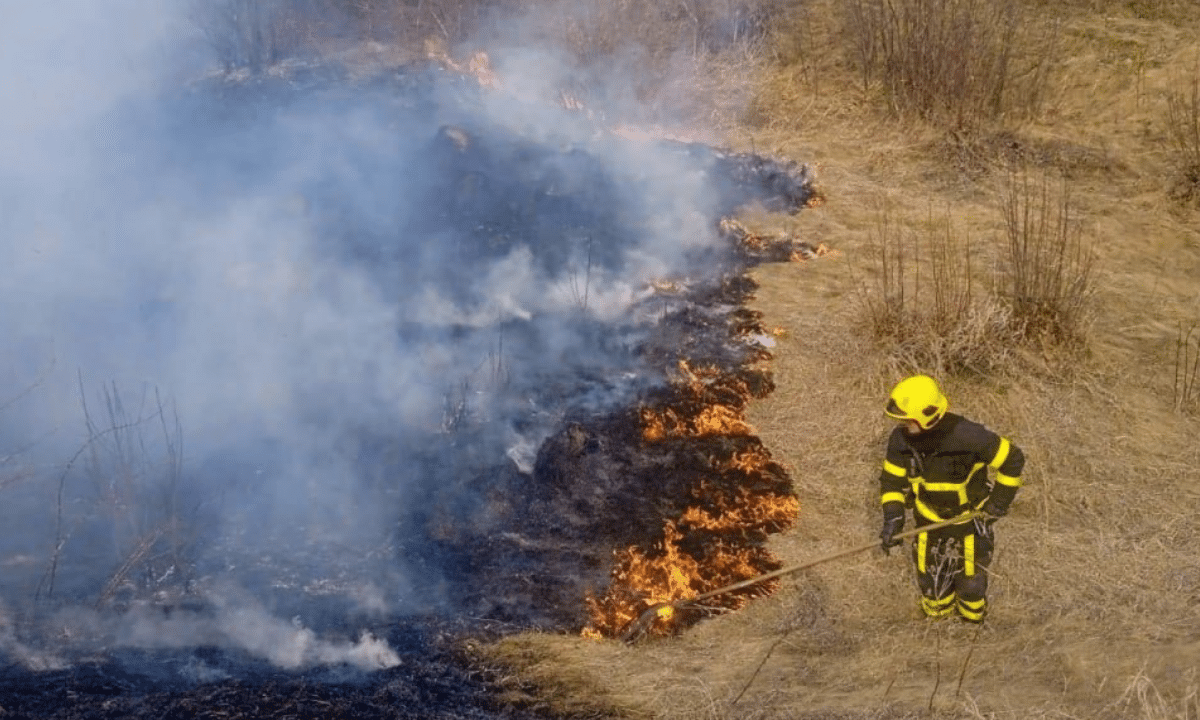 Рятувальник ліквідовує пожежу.