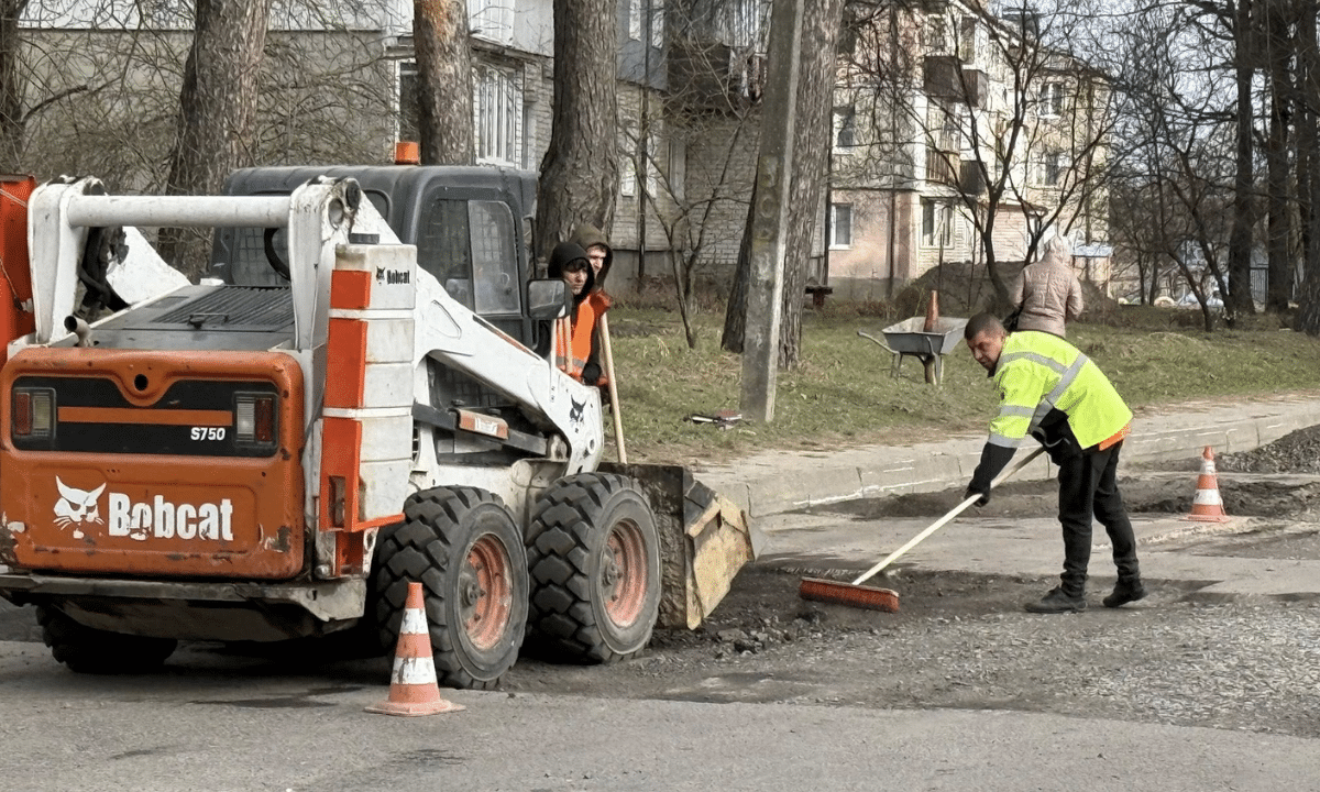 У Сарнах ремотують дороги.
