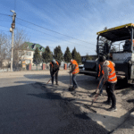 Дорожня бригада проводить ремонт дороги.