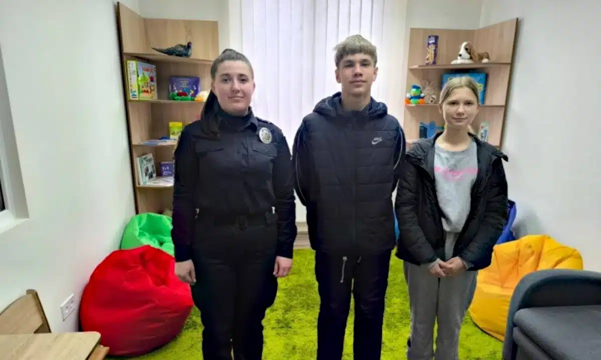 Розшукані брат і сестра разом з поліцейською.