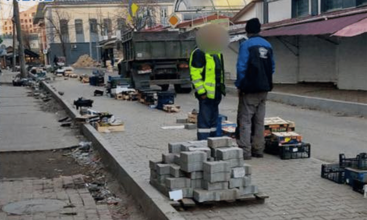 Біля центрального ринку в Рівному знову прибирали сміття