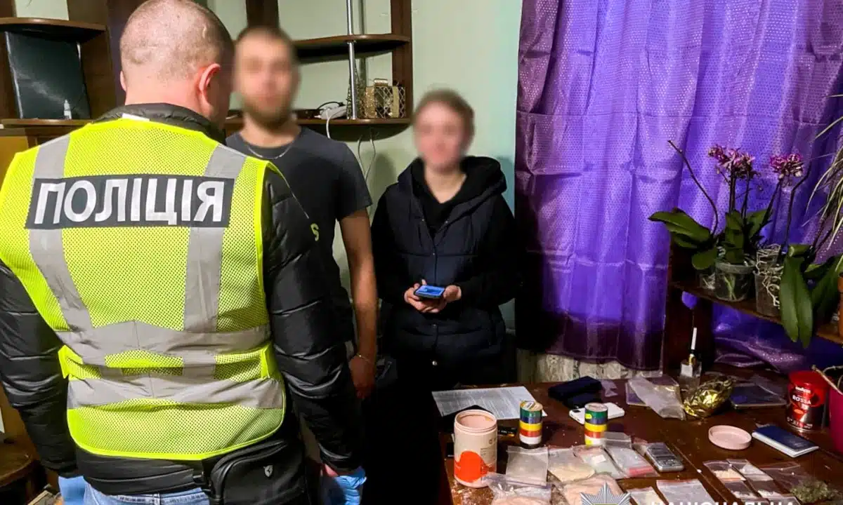 Канал збуту наркотиків на майже 20 мільйонів гривень викрили на Рівненщині Затримання наркодилерів.