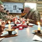 Військові вчаться писати писанки.