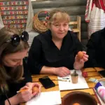 Жінки з Рівненського обласного центру психічного здоров&rsquo;я та державного архіву області пишуть писанки.