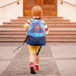 Дитина йде до школи.