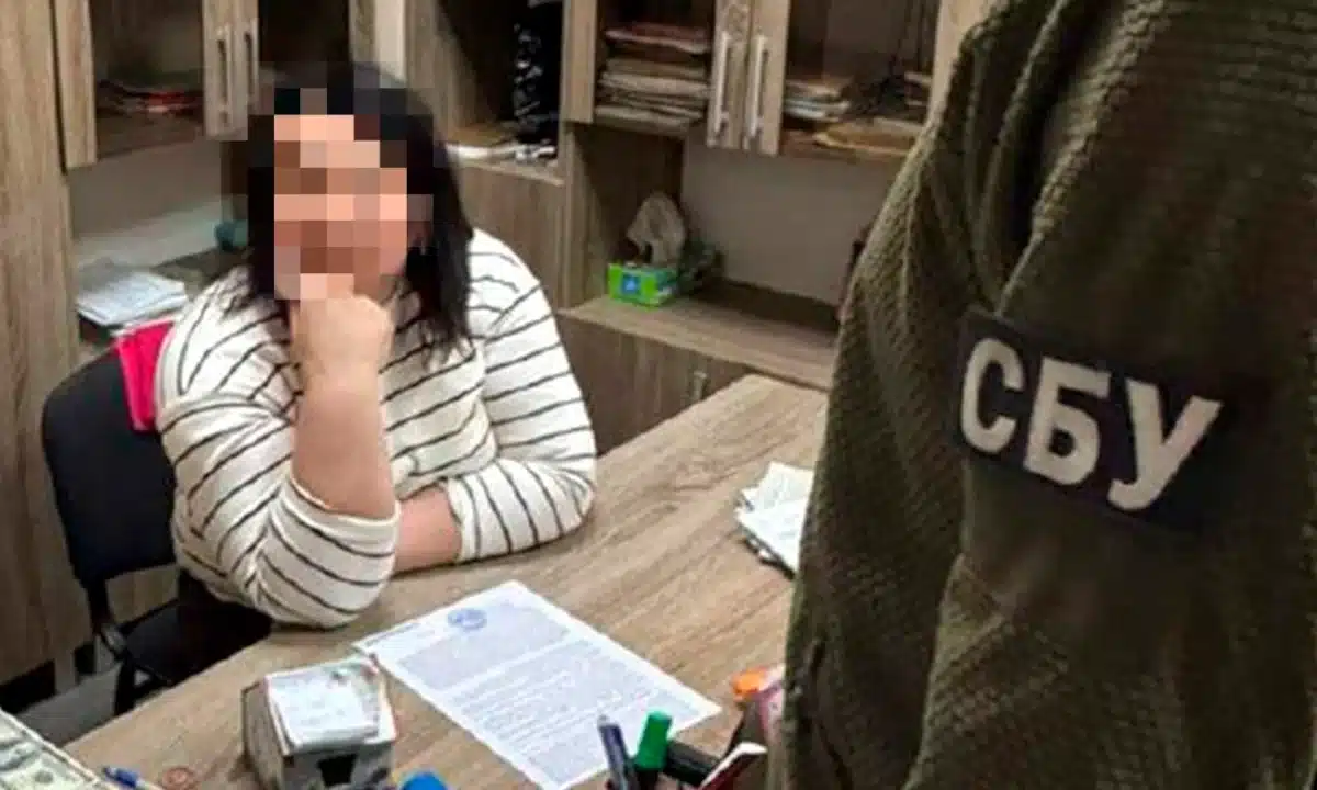 На Рівненщині викрили схему відстрочок від мобілізації за 7 тисяч доларів Учасниця схеми ухилення від мобілізації.