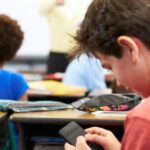 Учням можуть обмежити використання смартфонів під час уроків: у Раді зареєстрували законопроєкт Учням можуть обмежити використання смартфонів під час уроків: у Раді зареєстрували законопроєкт