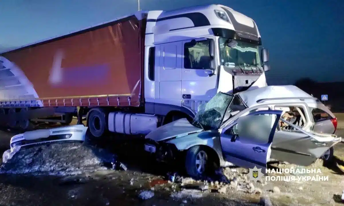 Смертельна ДТП у Варковичах. Понівечене авто і вантажівка.