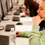 Студентка здає НМТ.