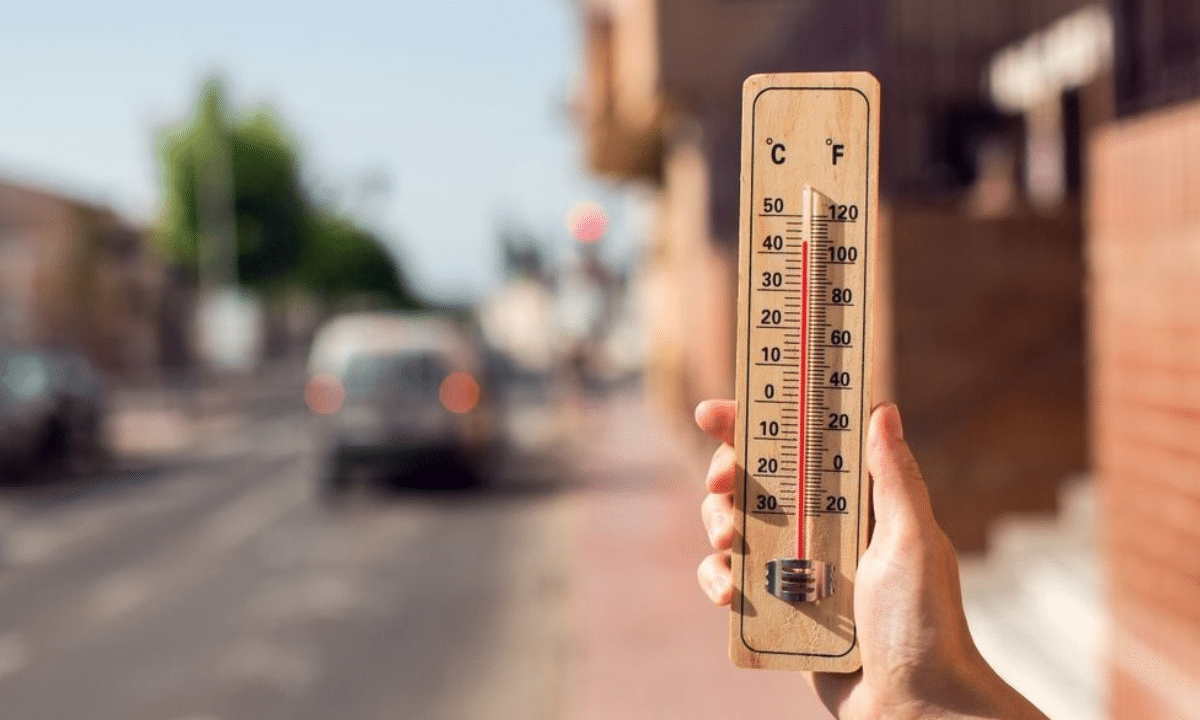 Термометр в руках.