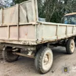 Трактор з причепом, яким придавив чоловіка.