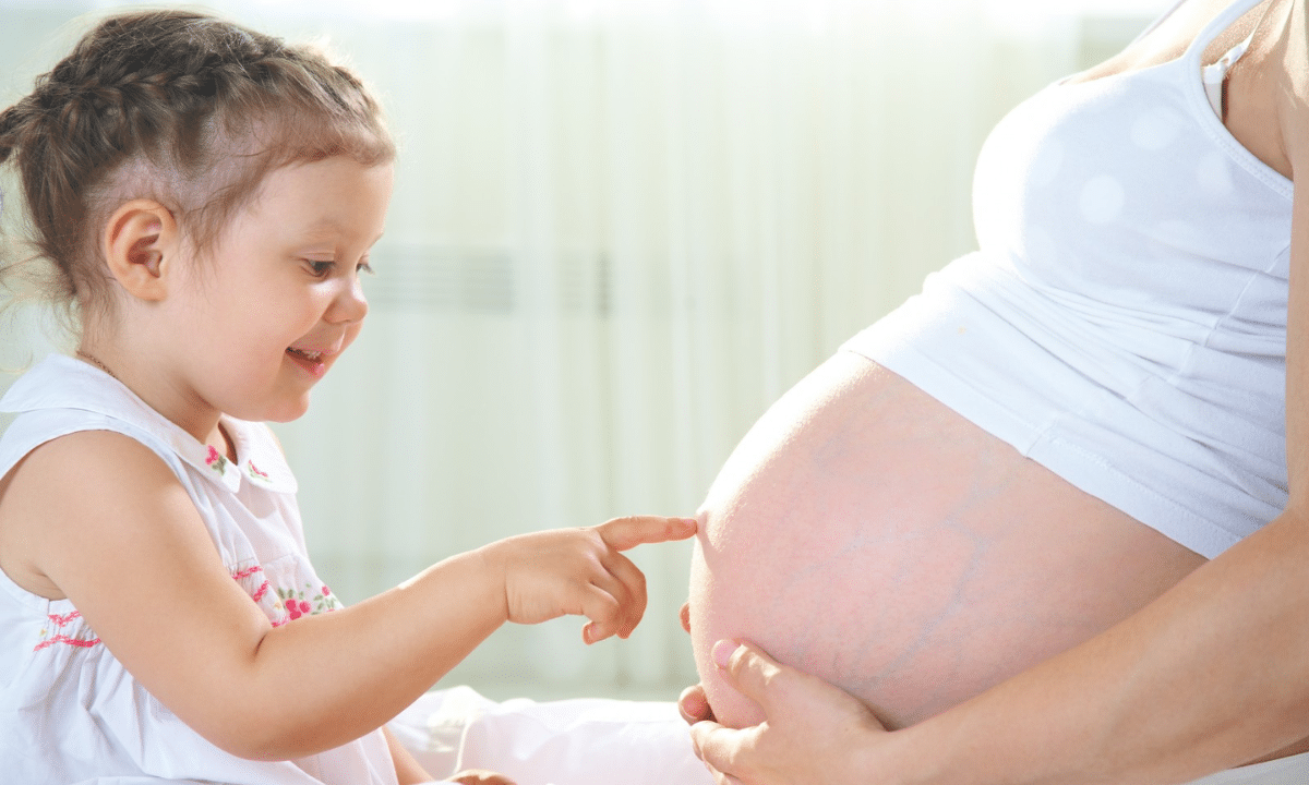 Дитина і вагітна жінка.