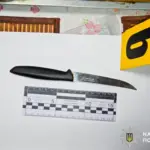 У Вараші жінку взяли під варту після смертельного ножового поранення знайомого Ніж, яким вбито чоловіка.