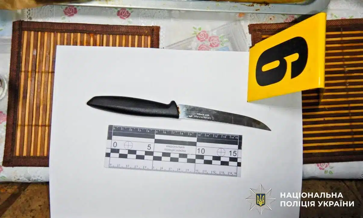 У Вараші жінку взяли під варту після смертельного ножового поранення знайомого Ніж, яким вбито чоловіка.