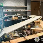 Потрощена стійка в кафе.