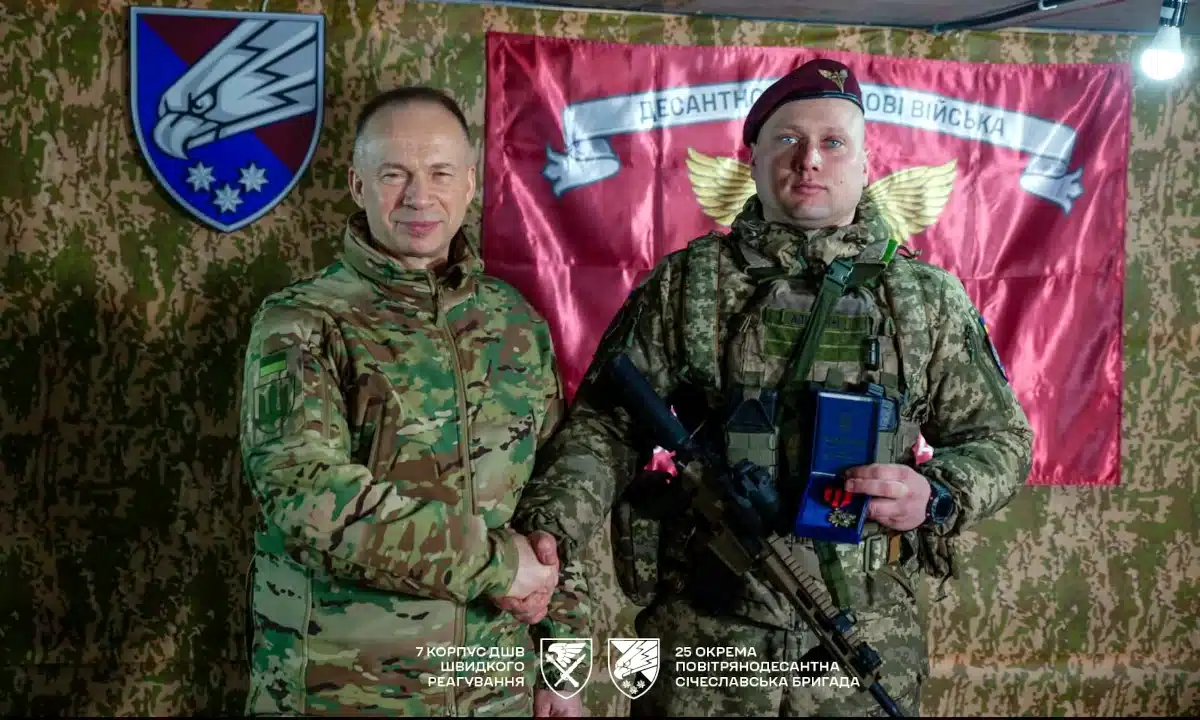 Валерій Велимець, позивний "Вел", отримує нагороду.