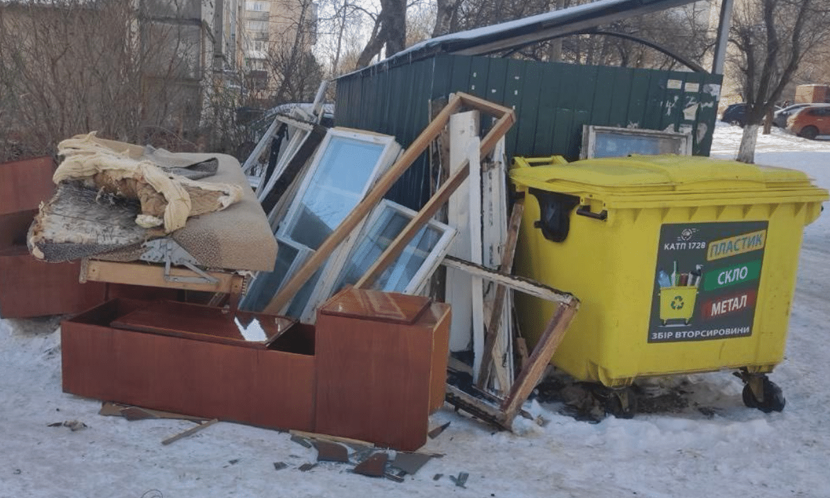 Ремонтні відходи біля смітника.