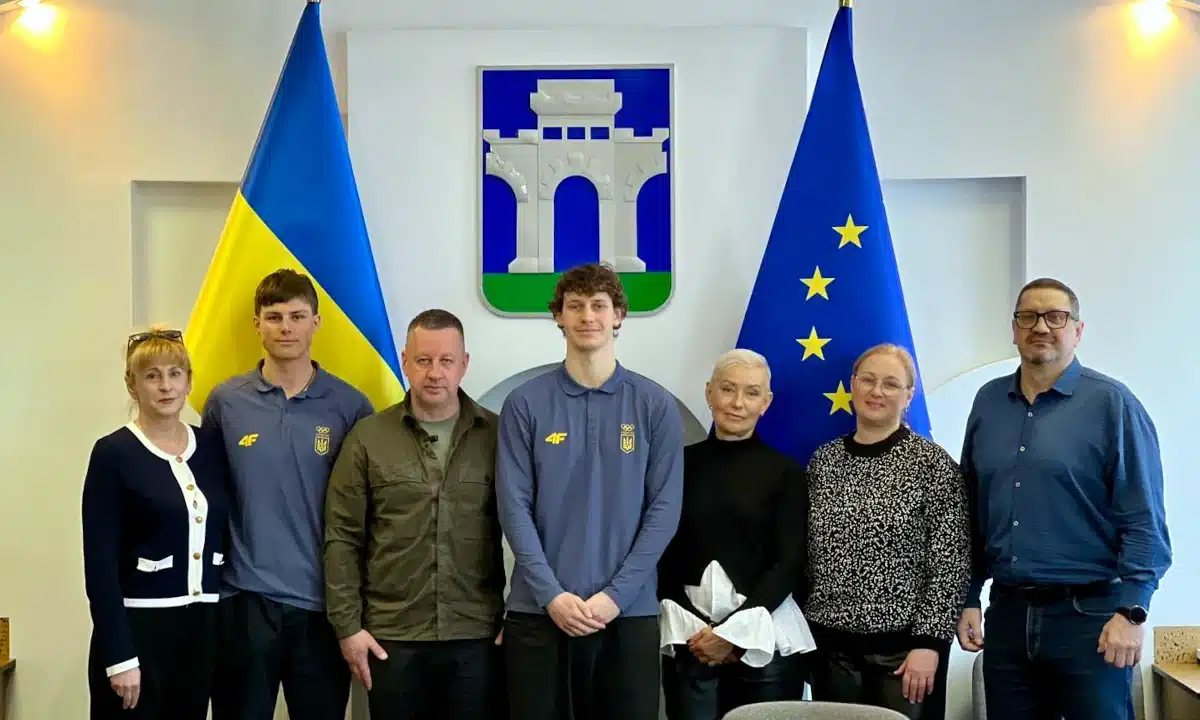 Фристайлісти та їхні тренери на спільній світлині під час відзначення у міськраді.