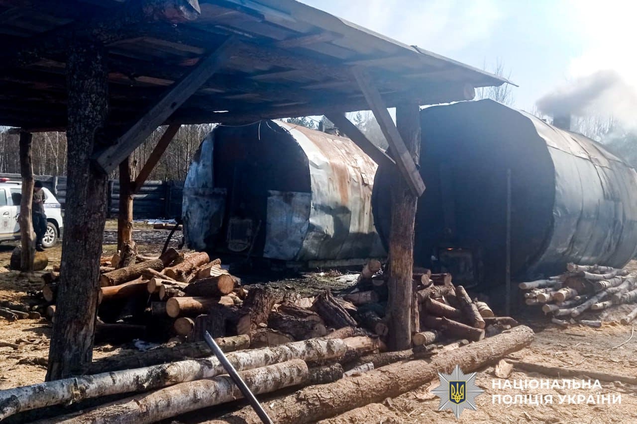 На Березнівщині викрили чоловіка, який незаконно виготовляв деревне вугілля