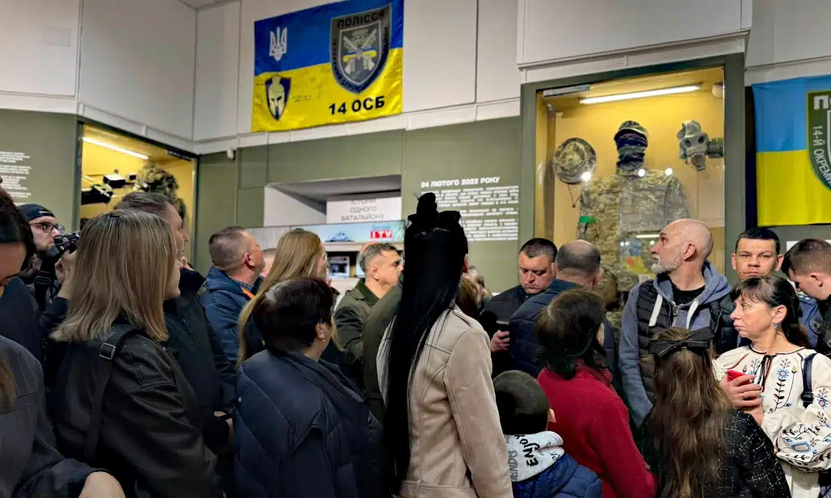 Присутні оглядають експонати виставки.